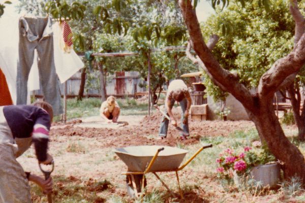 community-house-gardeningF85CE91D-34C5-FA54-F4F5-A8035CC56258.jpg